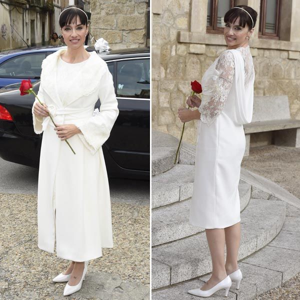 La novia, que ha llegado al ayuntamiento con un abrigo blanco, ha elegido para el gran día un diseño con corte midi y encaje en mangas y espalda
