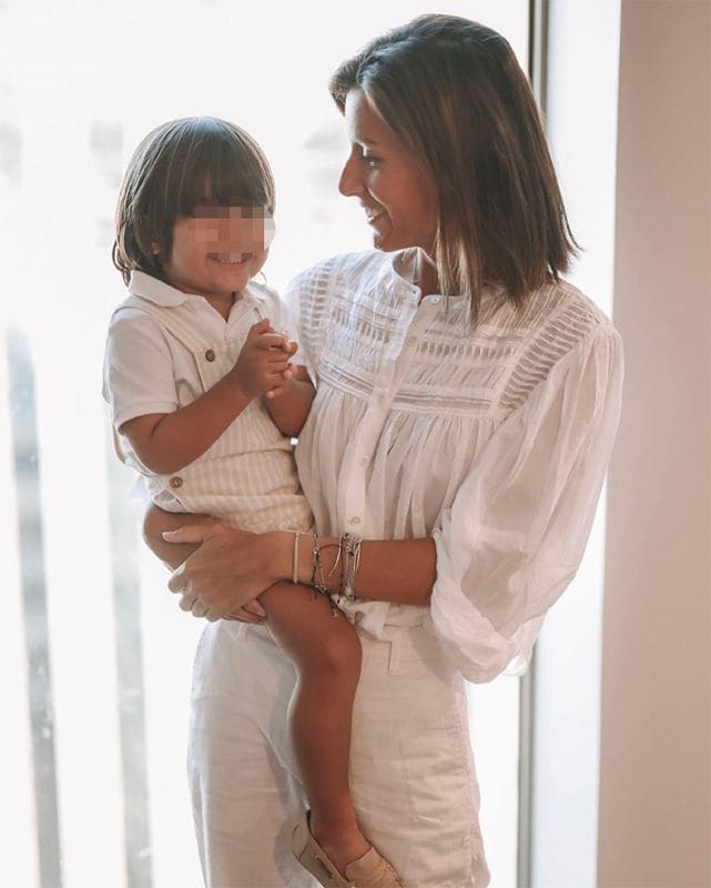 Ana Boyer con su hijo mayor, Miguel, en brazos