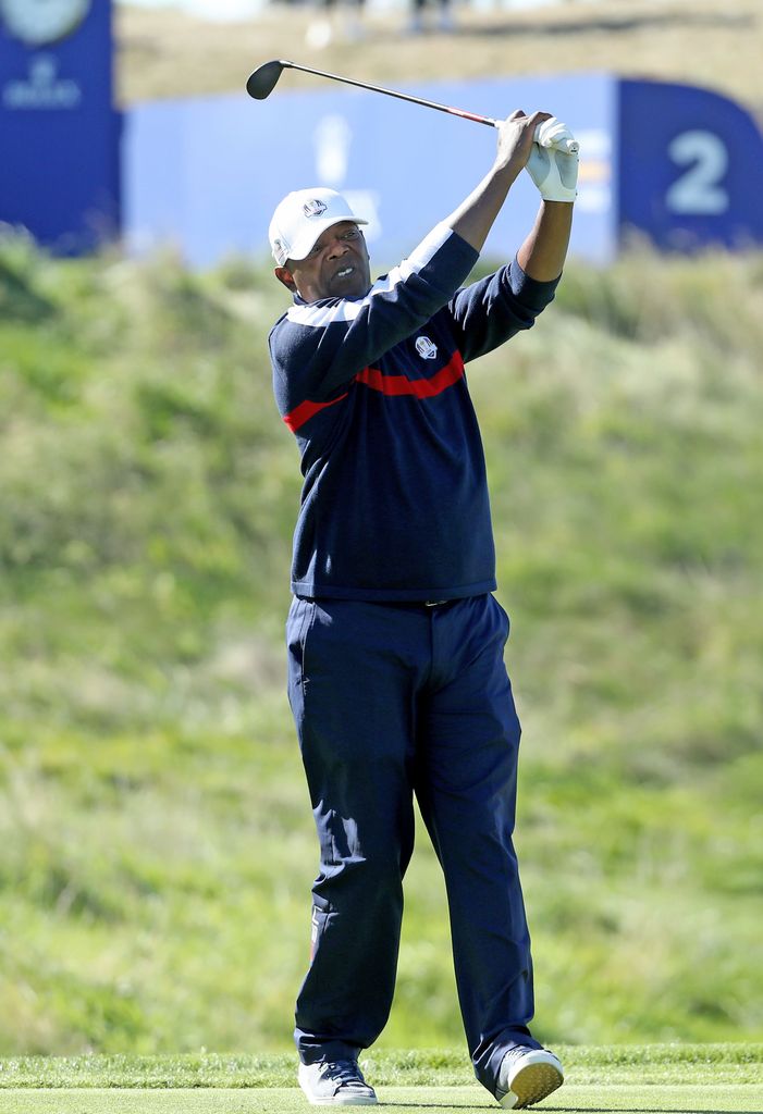 Samuel L. Jackson, durante una partida de golf, una de sus grandes pasiones hasta el punto de incluir cláusulas en sus contratos para poder jugar durante los rodajes