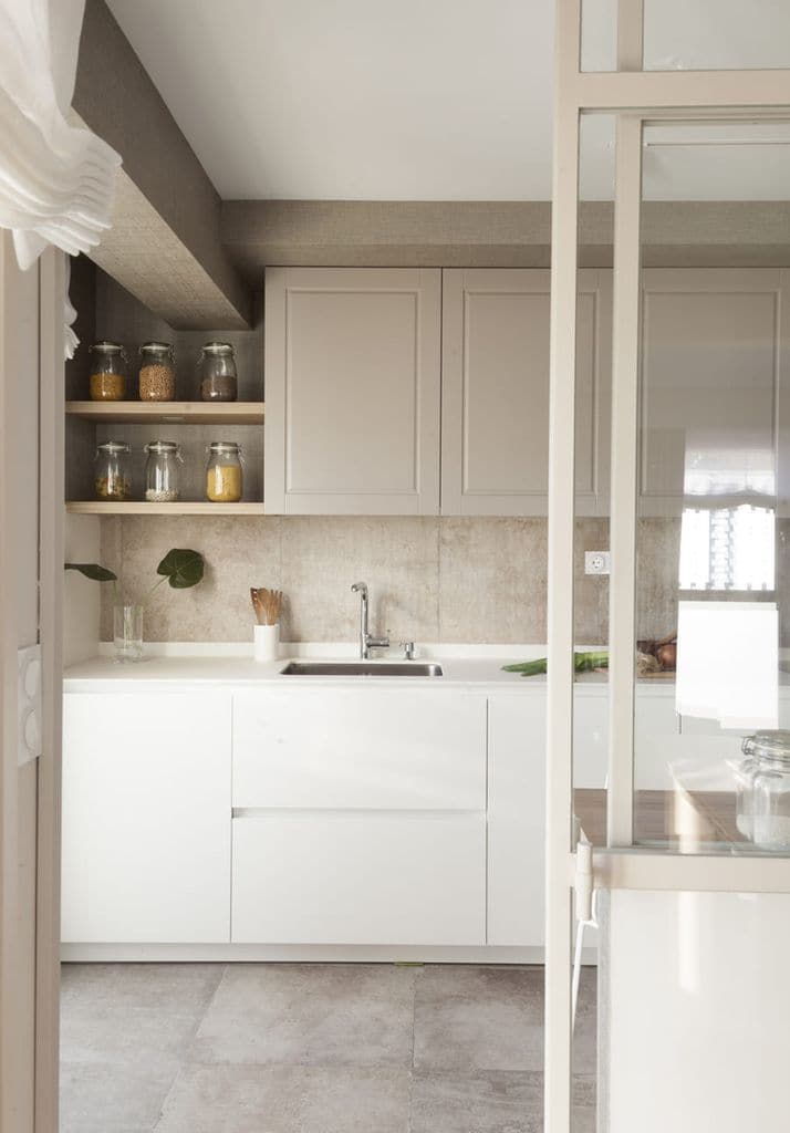 Cocina con muebles con acabado cashmere y blanco. 