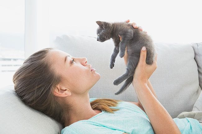 mujer con un gato