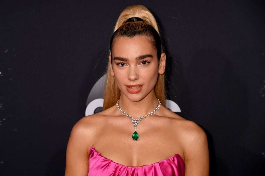 Dua Lipa en 2019 con la melena rubia.