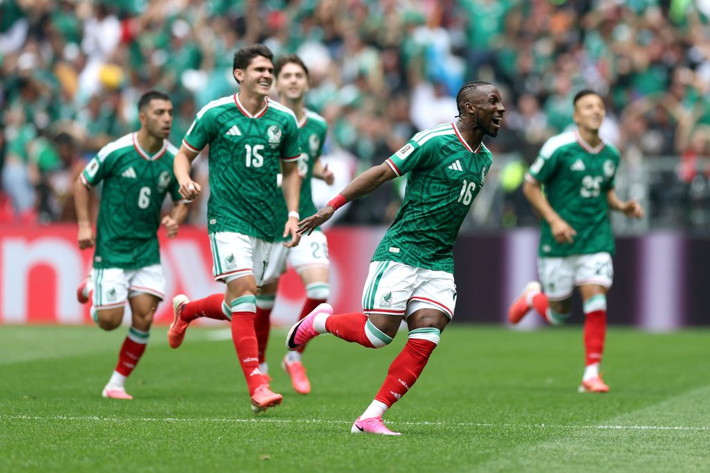 Julián Quiñones anotó el primer gol de México.