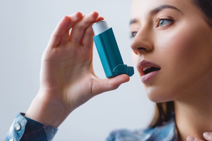 mujer con inhalador