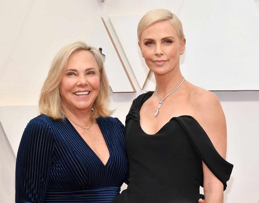 Charlize Theron y su madre Gerda en los Oscar de 2020.
