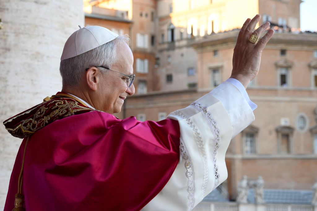 El Papa León XIV dejó ver el anillo de pescador diseñado para él