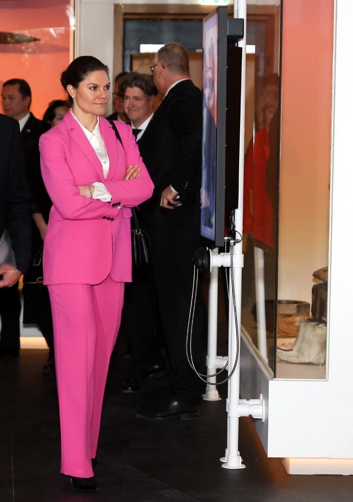 Victoria de Suecia traje fucsia Zara