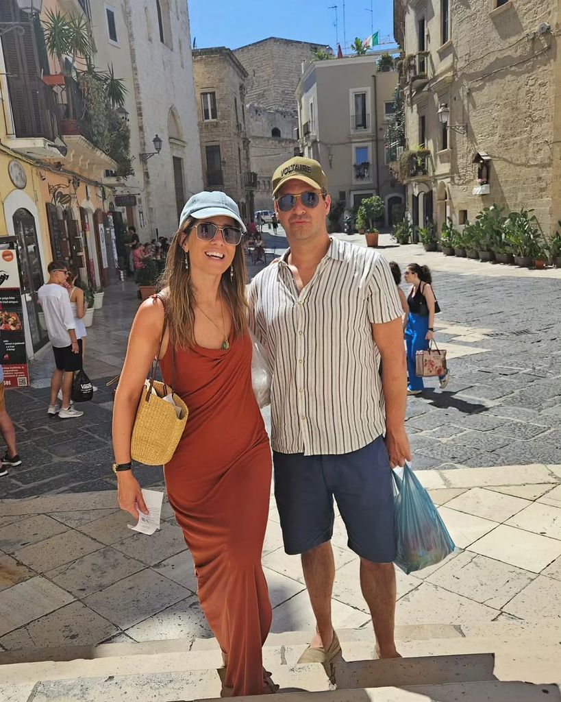 Isabel Jiménez con su marido, Álex Cruz, de vacaciones en la Puglia