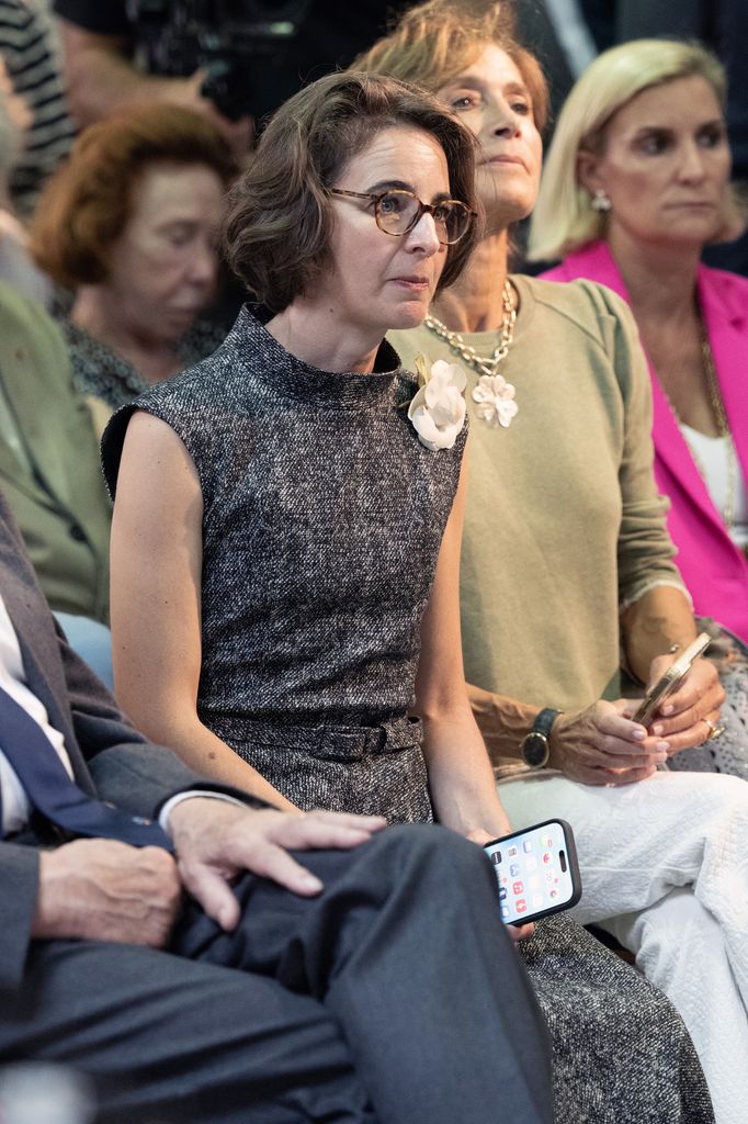 Laurence Debray, con vestido de Carolina Herrera, y broche Camelia de
Chanel