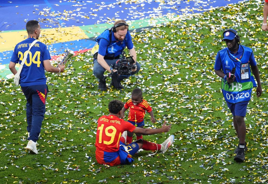Lamine Yamal con su hermano en la Eurocopa 2024