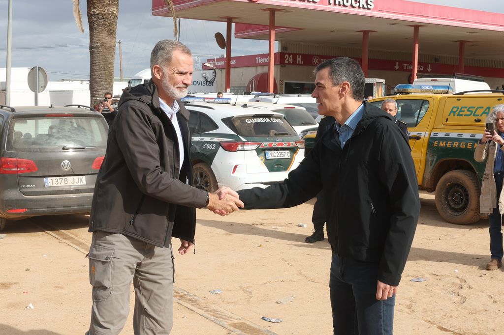 Rey Felipe VI saludando a Pedro Sánchez en su visita a las zonas afectadas por la DANA 2024