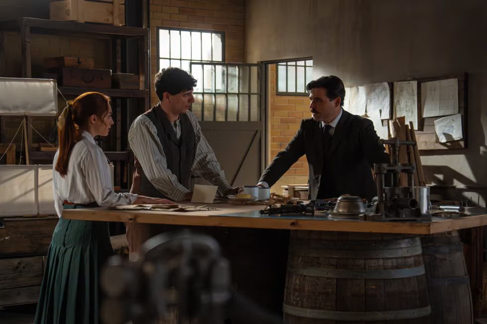 Manuel, Toño y Enora deberán moverse con cautela y ocultar información para que el comandante no eche por tierra su innovador motor