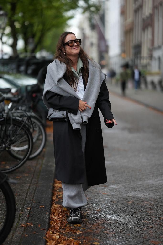 Los pantalones deportivos, con los accesorios adecuados, son un acierto total.