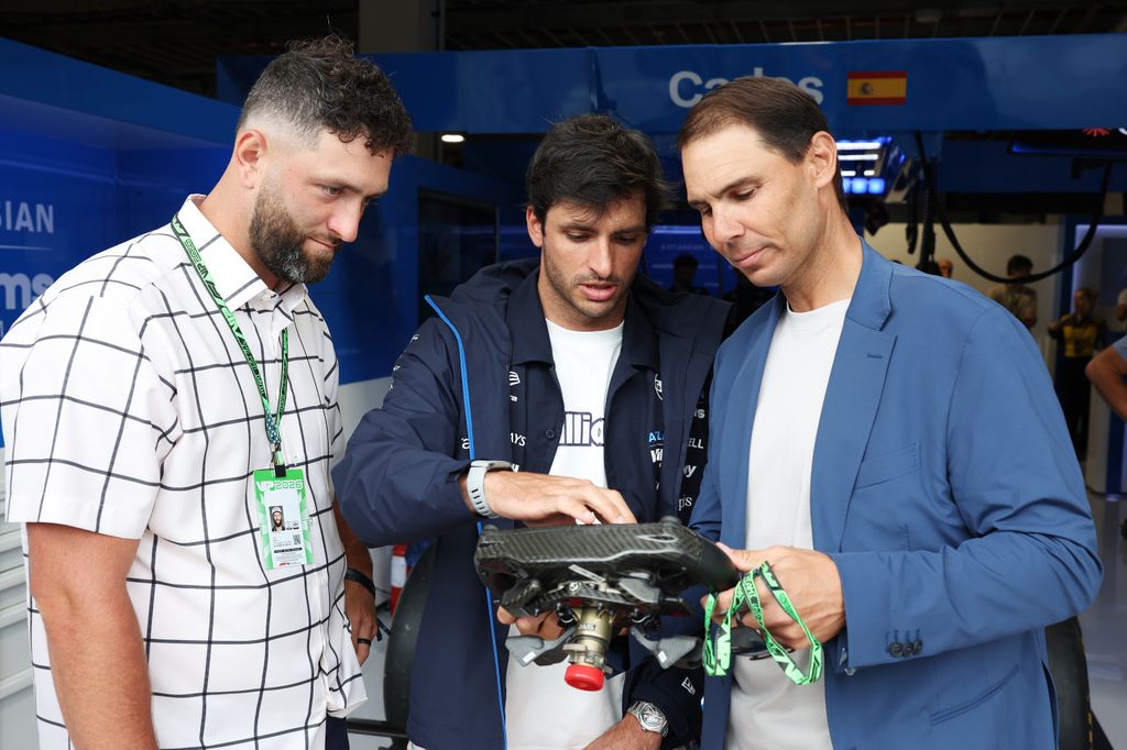 Carlos Sainz Jr, con el exjugador mallorquín y el golfista vizcaíno