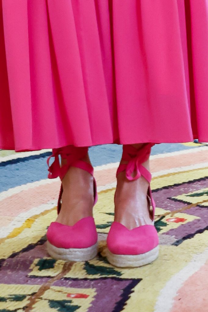 La reina Letizia olvida el color blanco e impacta con su vestido rosa ‘oversize’ que es perfecto para sus alpargatas españolas más llamativas