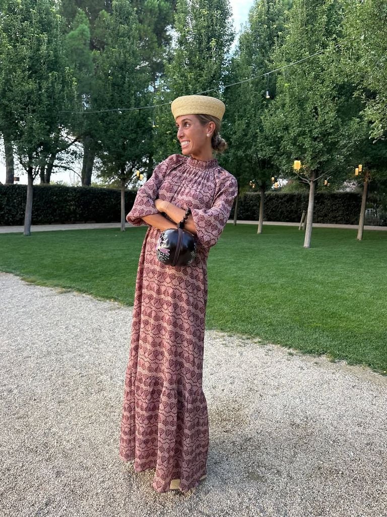 Claudia Parras con look de invitada