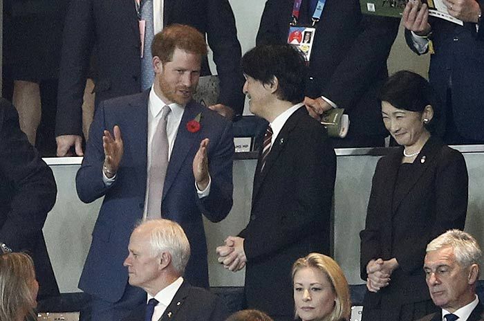 El príncipe Harry muestra su lado más solidario antes de animar a Inglaterra en la final de rugby de Japón