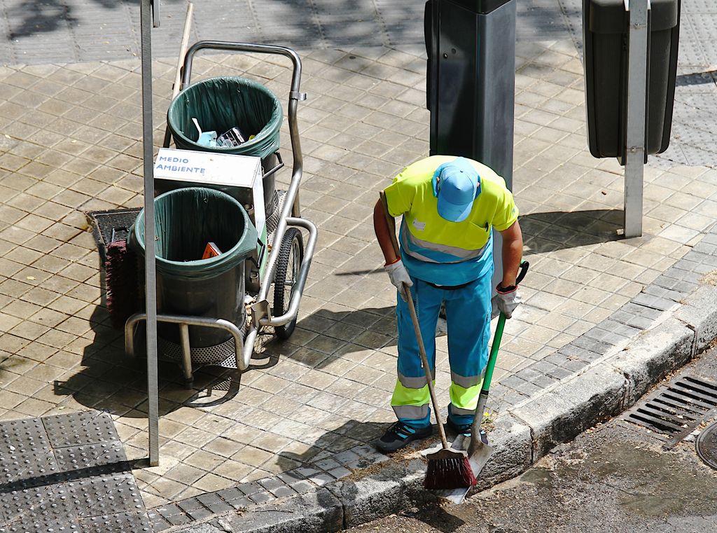 Barrendero limpiando las calles de Madrid 