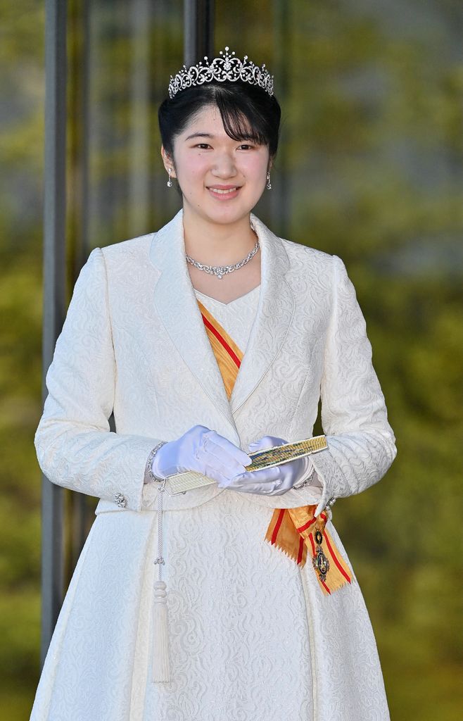 La princesa Aiko junto a la espectacular tiara de diamantes