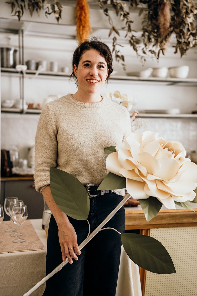 Cristina Velasco Mora con una de sus creaciones de papel.