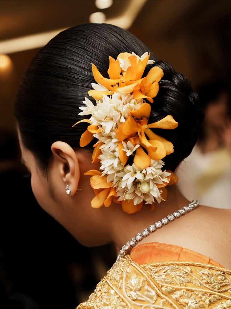 Detalles florales que adornaban el moño de la novia