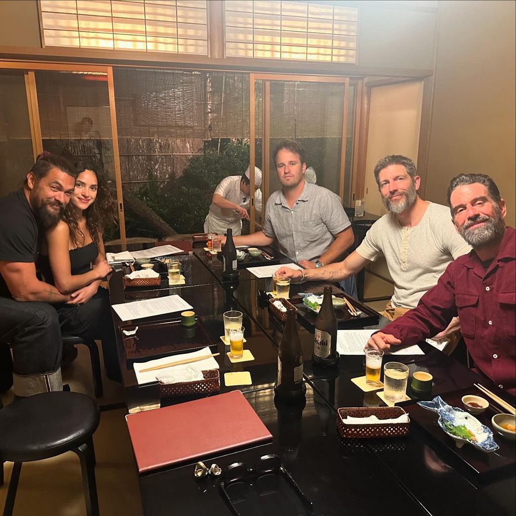 Jason Momoa con Adria Arjona