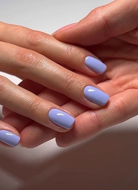 Manicura malva en uñas cortas