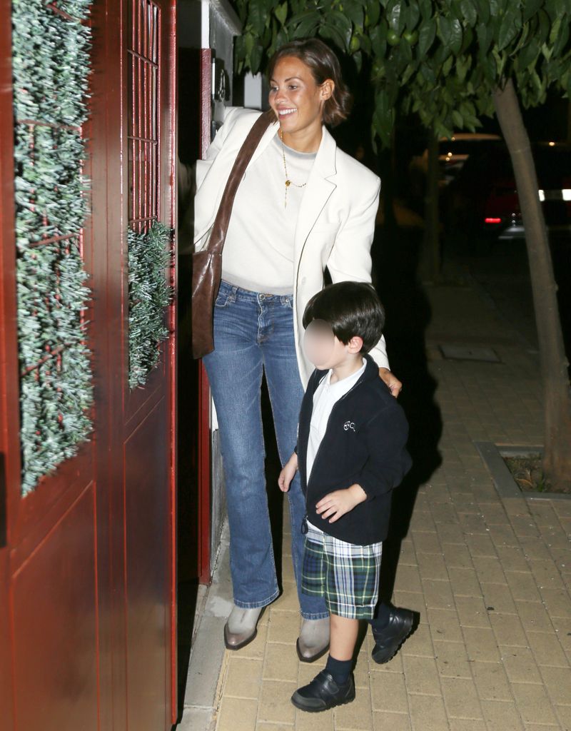 Jessica Bueno llegando a su casa en Sevilla para celebrar los 13 años de su hijo Fran