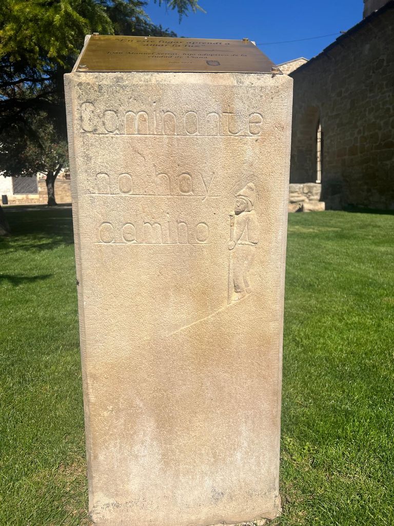 Monolito en los Jardines Serrat en Viana