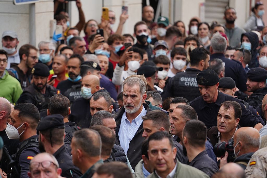 Plano general del Rey Felipe entre la multitud y protestas en su visita a las zonas afectadas por la DANA