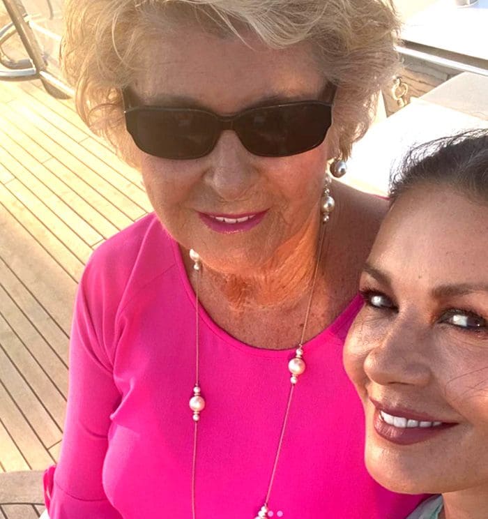 catherine-zetajones-madre