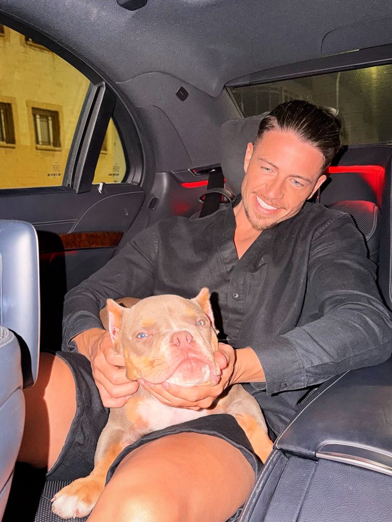 Christopher Mateo en una de las imágenes que aperece con el cachorro