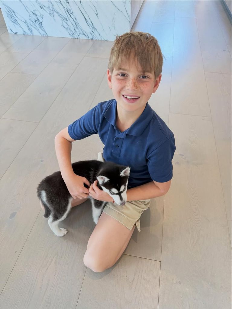 Theodore James, el pequeño de la casa, junto a Aspen