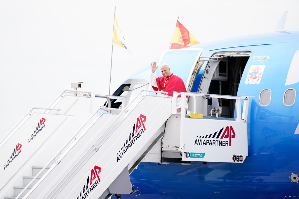 Los Reyes reciben al Papa en el aeropuerto de Madrid
