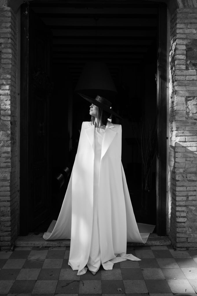 Look de novia con capa de Luis Infantes