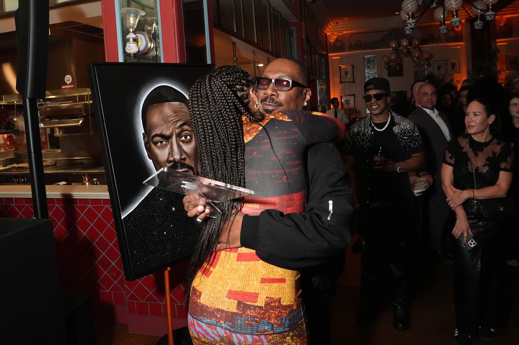 Eddie Murphy abraza a su hija