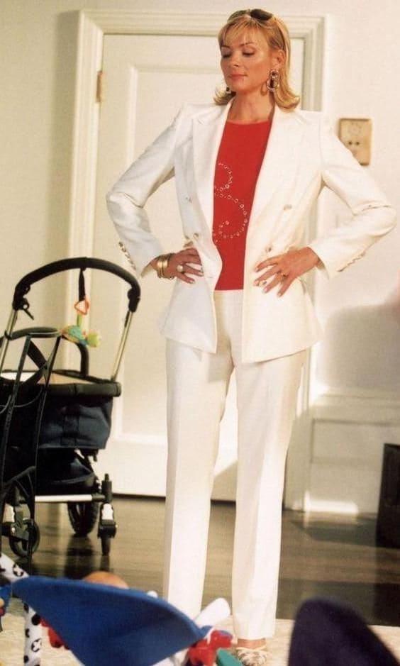 samantha jones en traje blanco