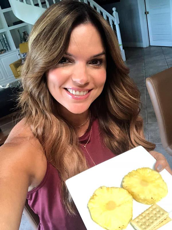 Rashel Díaz con un plato de frutas y galletas
