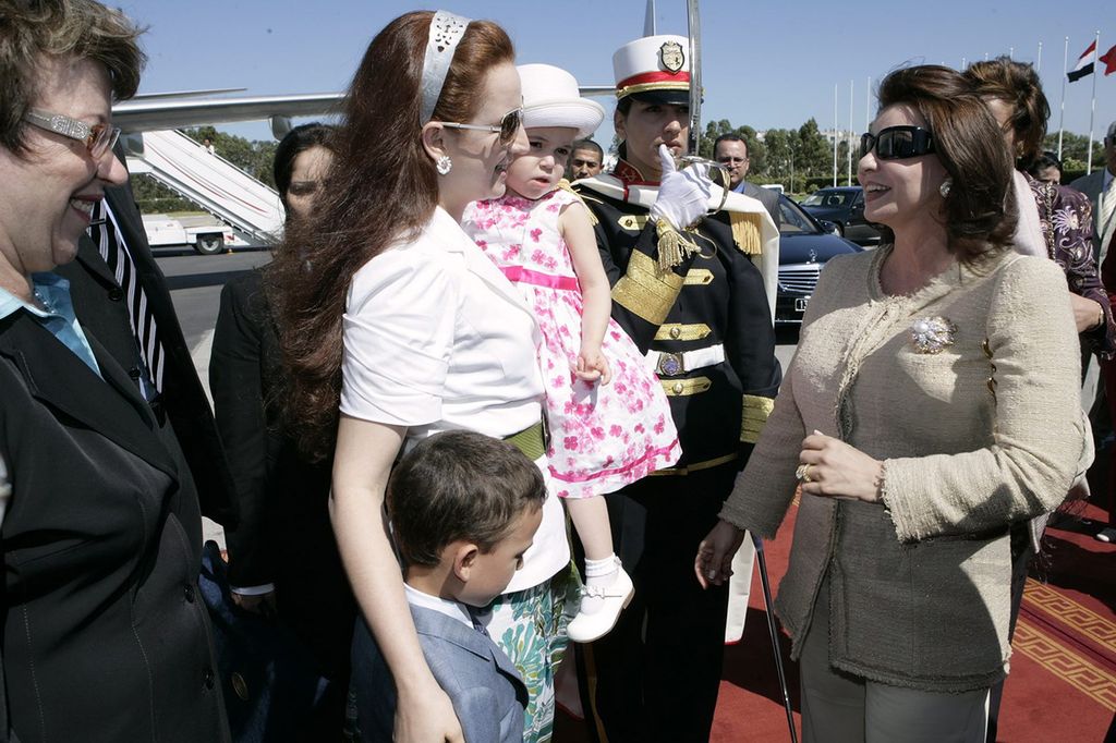 Plano medio de Lalla Khadija en brazo de su madre, Lalla Salma, y con su hijo Moulay Hassan en 2009