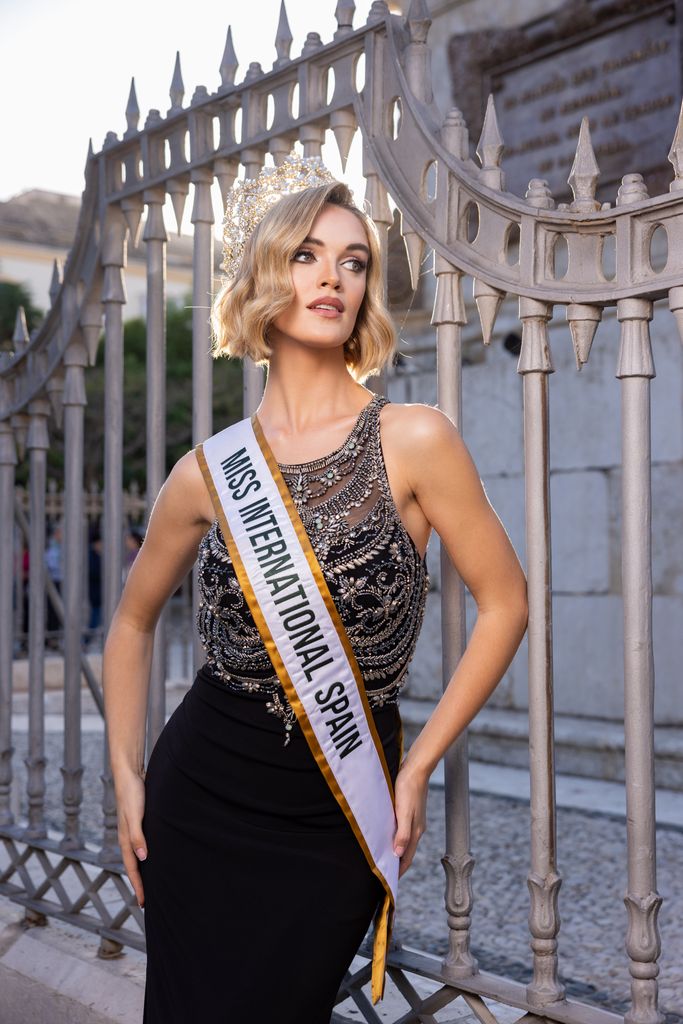 Plano medio de Alba Pérez posando con su banda de Miss International Spain