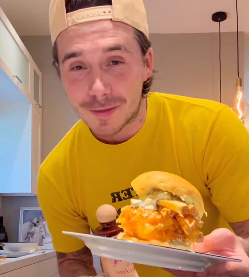Brooklyn Beckham, con una hamburguesa
