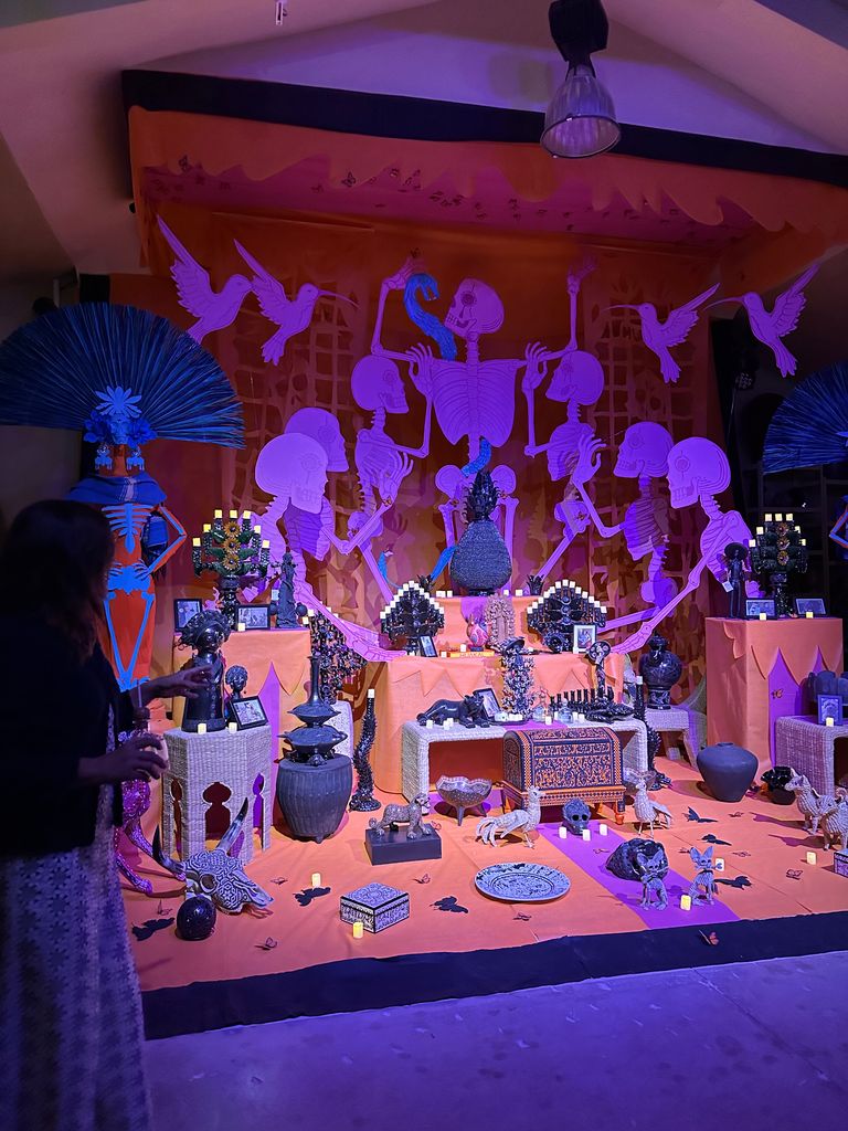En México, los sabores también forman parte del reencuentro. Durante el Día de Muertos, los altares se llenan de deliciosos platos, dulces y bebidas favoritas de quienes ya no están, una forma de darles la bienvenida a casa.