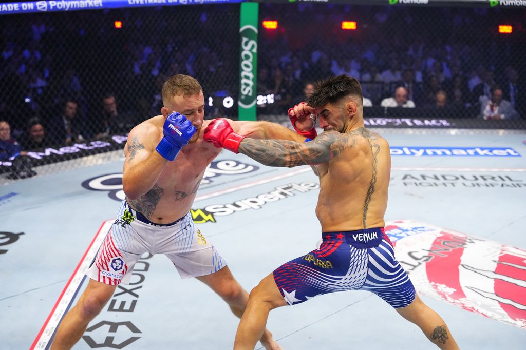 Ilia Topuria, durante su combate con Justin Gaethje