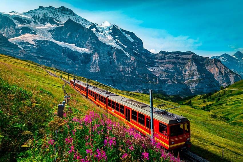 Tren en las montañas de Jungfrau, SUiza