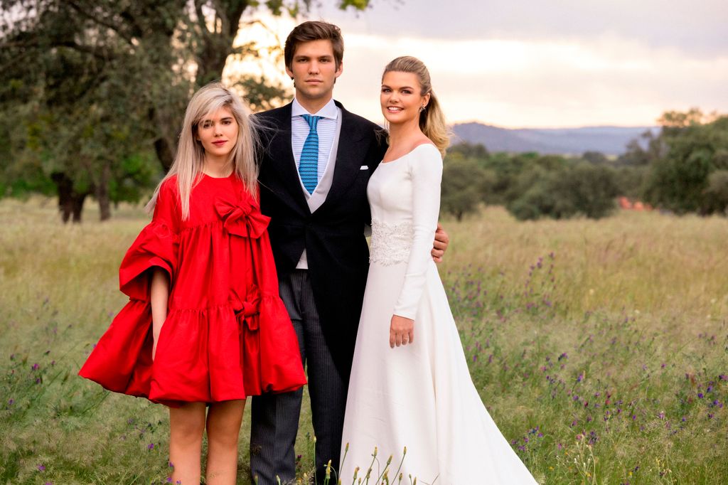 Alejandra Ruiz de Rato, en su boda con sus hermanos, Isabella y Juan