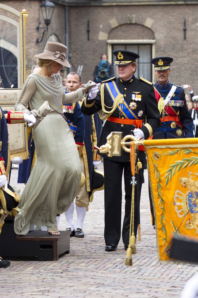 La reina Máxima con su vestido de cuentas de vidrio y tocado de plumas en el Día del Príncipe