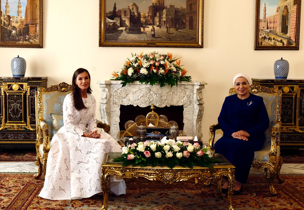 La reina Letizia, sentada en reunión con la primera dama de Egipto