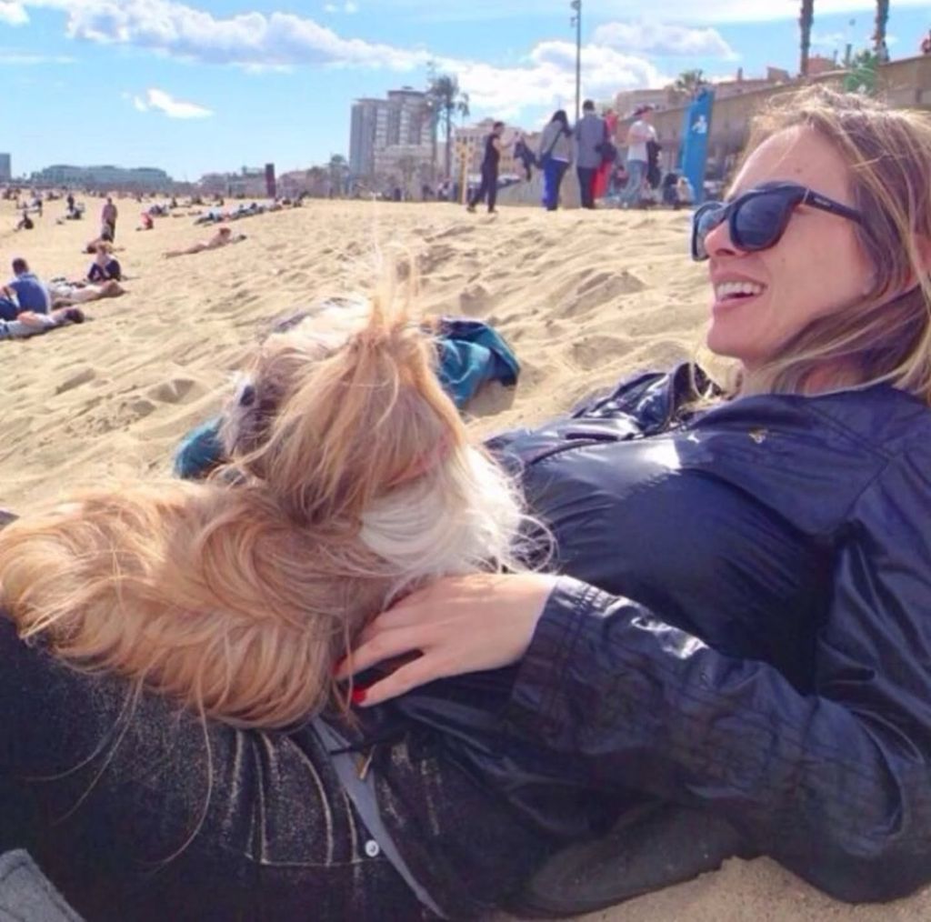 La actriz y su mascota también disfrutaron de algunas tardes en la playa