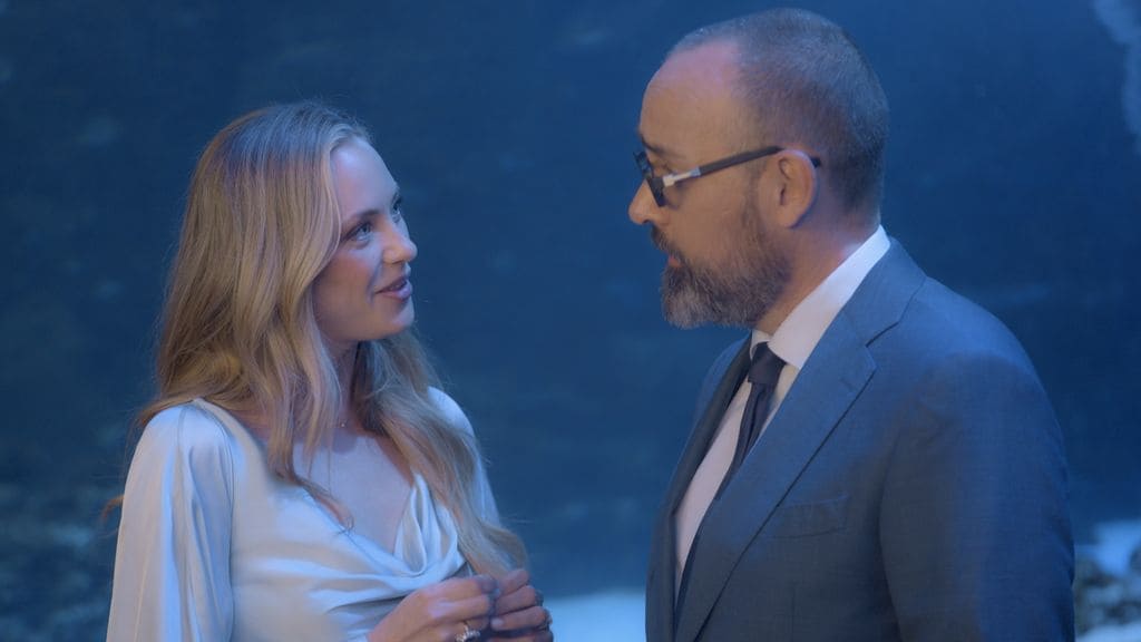 Risto se sienta con su pareja Laia Grassi, experta en IA, en ‘Viajando con Chester’