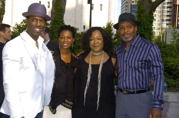 Isaiah Washington y su mujer junto al productor de 'Anatomía de Grey'

